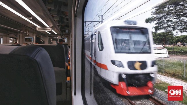 Perjalanan kereta Commuter Line Basoetta tujuan Bandara Soekarno-Hatta terkendala imbas banjir yang menggenangi jalur rel Stasiun Bandara Soetta.