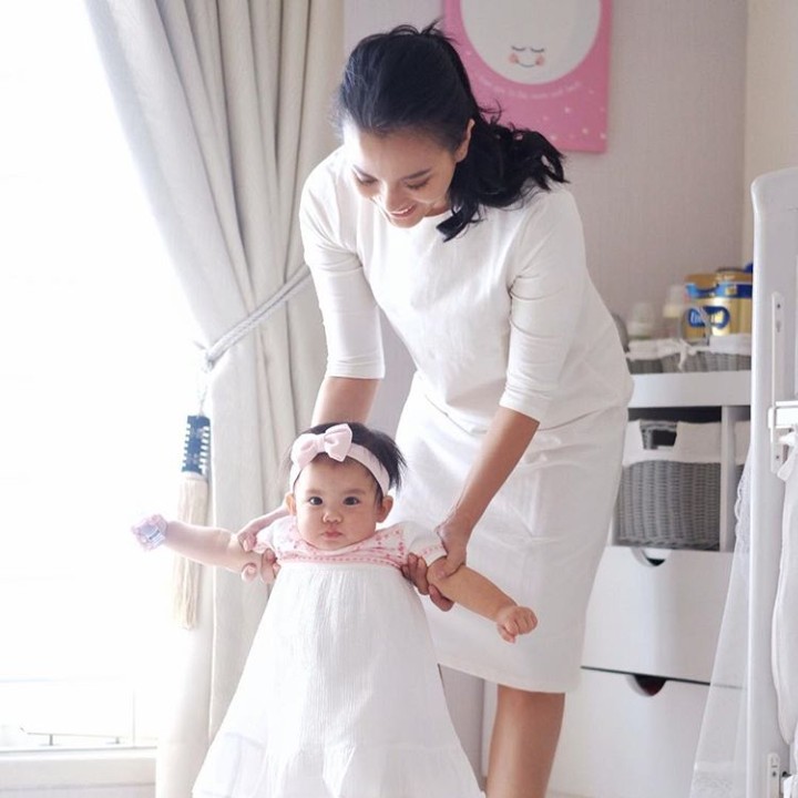 Putri berbaju putih sedang belajar jalan sama bundanya. Sehat-sehat ya Cattleya, semoga jadi anak yang selalu memberi kecerian bagi semua orang. (Foto: Instagram @abigailcattleya)