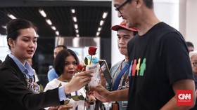 Hari Pertama KA Bandara, Penumpang Dapat Mawar Merah
