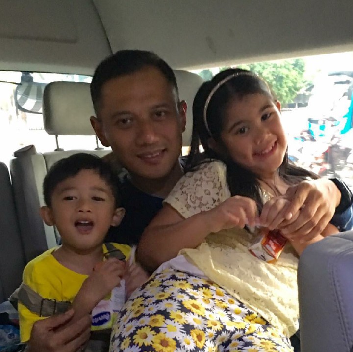Ayah Agus juga akrab lho sama keponakannya, Airlangga. (Foto: Instagram/agusyudhoyono)