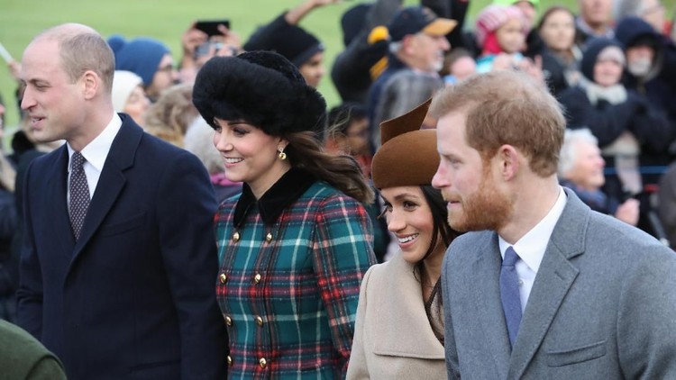 Meghan Markle dan Kate Middleton KING'S LYNN, ENGLAND - DECEMBER 25: Prince Charles, Prince of Wales, Camilla, Duchess of Cornwall, Queen Elizabeth II, Prince Philip, Duke of Edinburgh, Meghan Markle and Prince Harry attend Christmas Day Church service at Church of St Mary Magdalene on December 25, 2017 in King's Lynn, England. (Photo by Chris Jackson/Getty Images)
