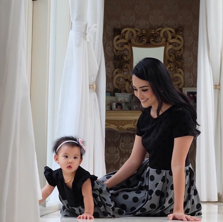 Wah bajunya kembaran sama sang bunda. Dua-duanya cantik banget. (Foto: Instagram @abigailcattleya)
