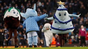 FOTO: Keceriaan Natal di Arena Sepak Bola