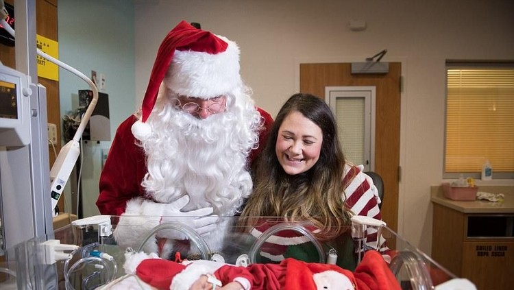 Bayi prematur dan orang tuanya di NICU ini happy banget, Bun, bisa merayakan Natal bareng Santa Claus.