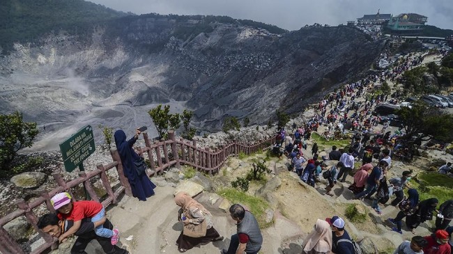 Gunung Tangkuban Perahu di Subang, Jawa Barat mengalami erupsi, Jumat (26/7) sore dengan mengeluarkan abu vulkanik setinggi 200 meter dari puncak.
