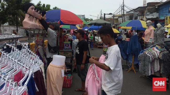 Sandiaga meninjau penataan pedagang kaki lima di Tanah Abang bersama Haji Lulung. Keduanya sepakat bakal menindak tegas praktik pungli di kawasan itu.