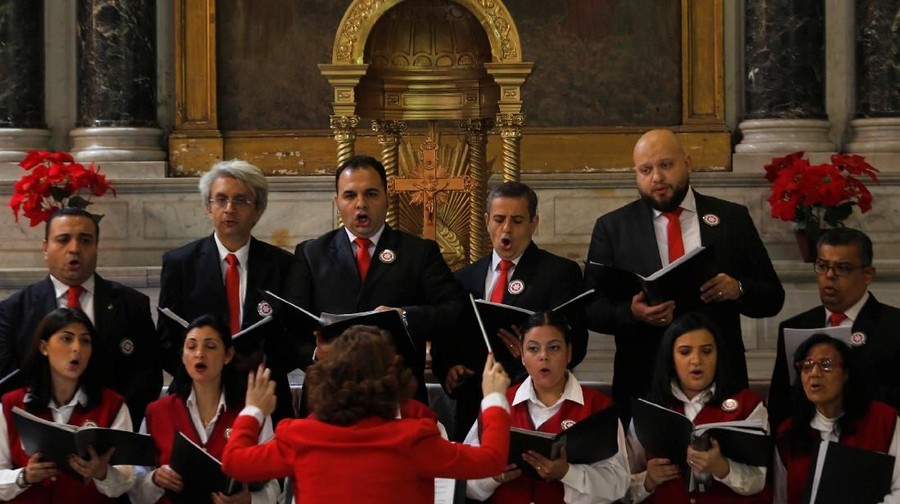 Paduan suara saat Natal di Gereja Katolik Roma di Kairo, Mesir Members of the choir sing hymns during a Christmas eve mass at Saint Joseph's Roman Catholic Church in Cairo, Egypt December 24, 2017.
