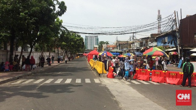 Tanah Abang kembali menjadi perbincangan setelah Anies-Sandi membuka akses bagi para PKL untuk berjualan di Jalan Jati Baru dan melarang kendaraan melintas.
