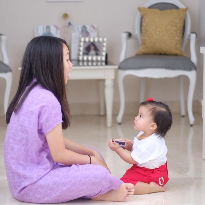Yang ini lagi asyik main sama sang kakak. (Foto: Instagram @abigailcattleya)