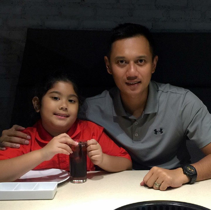 Bagi anak perempuan, cinta pertamanya adalah pada ayahnya... (Foto: Instagram/agusyudhoyono)