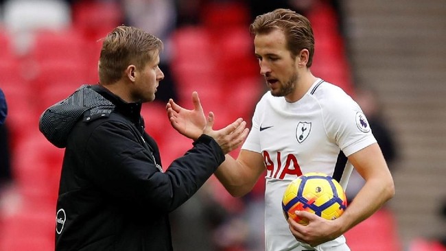 Harry Kane tak lupa bahwa keberhasilan dirinya memecahkan rekor gol milik Alan Shearer tak lepas dari bantuan rekan-rekan setim.