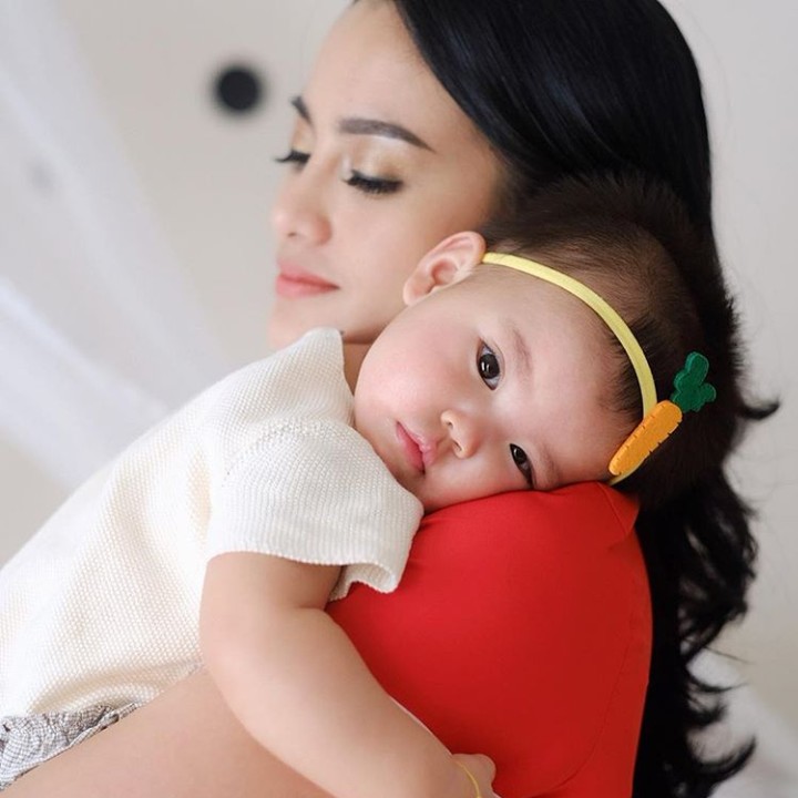 Bermanja-manja dulu ah di pelukan bunda... (Foto: Instagram @ririnekawati)
