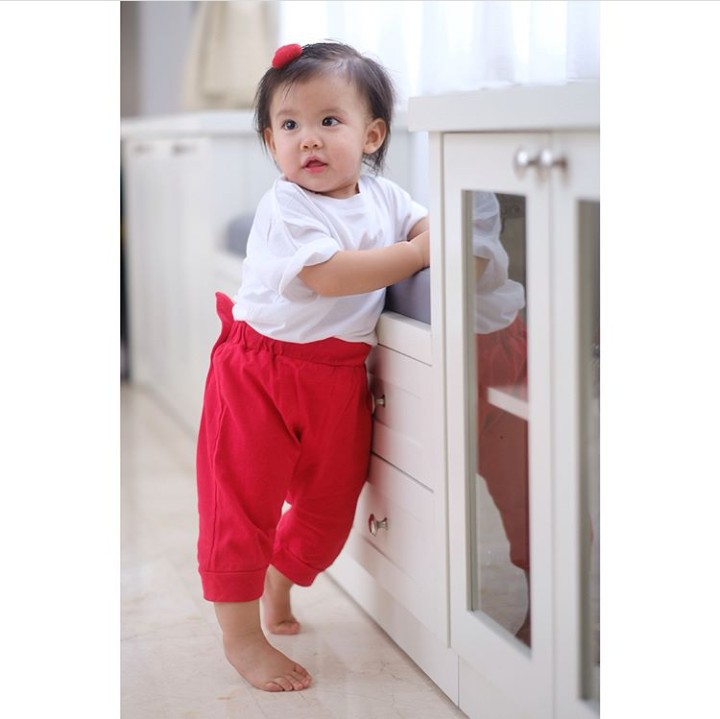 Pakai baju putih merah, jadi kayak anak SD nih, he-he-he. (Foto: Instagram @abigailcattleya)