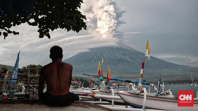 Berdasarkan pengamatan terkini Gunung Agung, pemerintah menurunkan batas radius aman jadi 6 km dari kawah gunung.