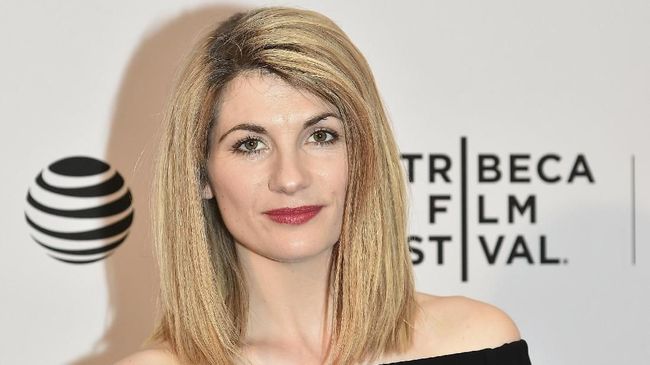 Jodie Whittaker telah secara resmi menggantikan Peter Capaldi sebagai pemeran utama 'Doctor Who.' Ia menjadi wanita pertama yang memainkan karakter ikonis ini.