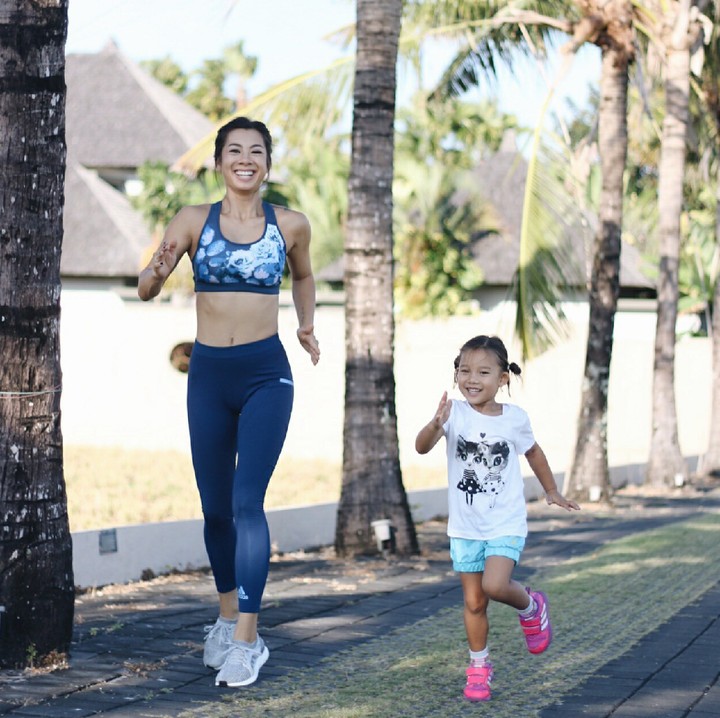 Boleh nih diikutin olahraga bareng anak ya, Bun. (Foto: Instagram/jenniferbachdim)