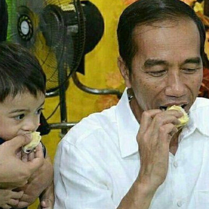 Ethes sama Mbah Kakung lagi asyik makan nih.(Foto: Instagram/jan.ethes.sirandra)