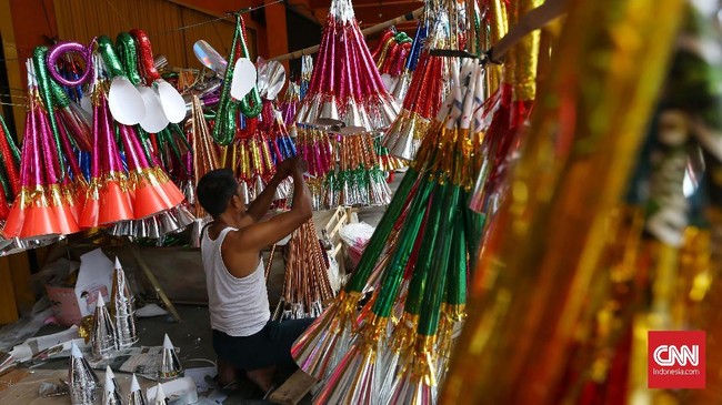 Pemkot Surabaya menggelar razia terompet besar-besaran jelang tahun baru untuk mencegah penularan virus corona lewat droplet.
