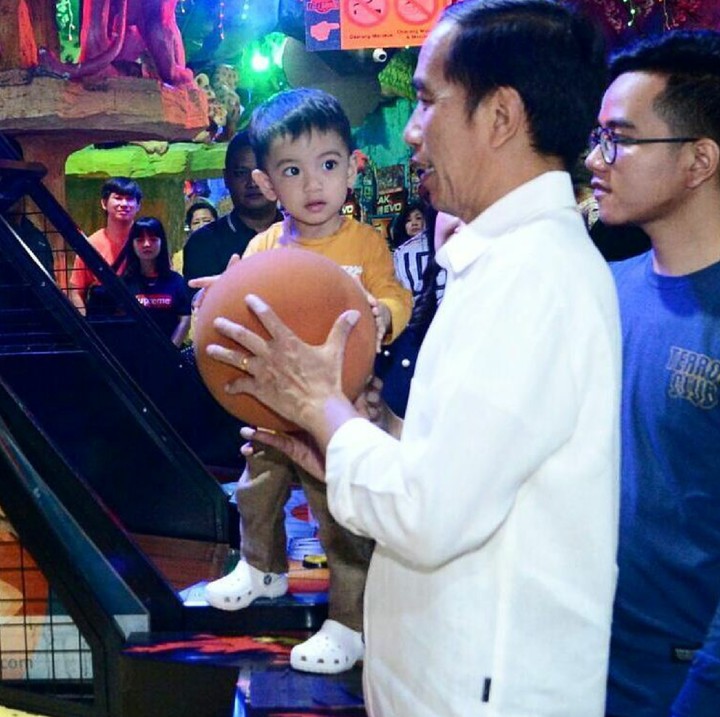 Wah, Ethes terpana sama kakek yang mau main basket. (Foto: Instagram/jan.ethes.sirandra)