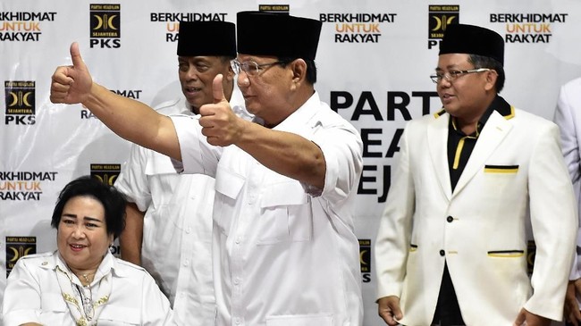 Rachmawati menilai Prabowo Subianto merupakan antitesa dari Jokowi. Kata dia, tidak ada calon lain selain Jokowi dan Prabowo di Pilpres 2019.
