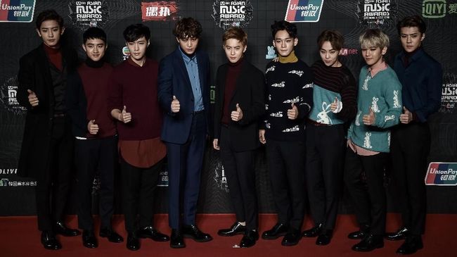 EXO dan CL berkesempatan untuk bertemu dengan Presiden Korea Selatan Moon Jae In dan putri sekaligus penasihat Presiden Amerika Serikat Donald Trump, Ivanka.