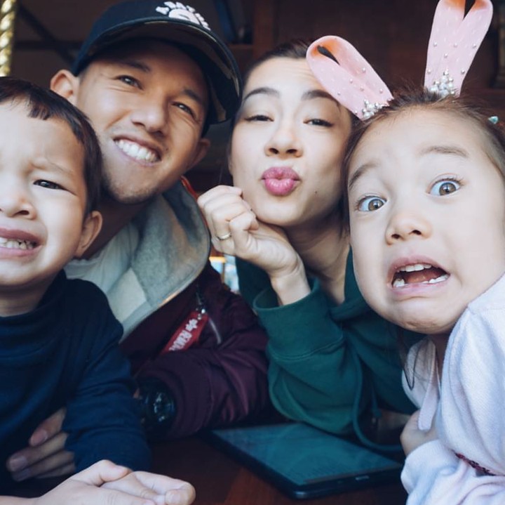 Ekspresi dua anak Jennifer dan Irfan Bachdim, Kiyomi sama Kenji, lucu banget ya, Bun. (Foto: Instagram/jenniferbachdim)