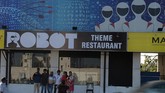 Restoran India 'Pekerjakan' Robot Jadi Pelayan Sebuah restoran di India mengadaptasi tema restoran baru dengan gaya robot. Robot ini akan hadir melayani pesanan dan juga mengambil piring kotor.