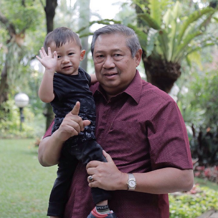 Coba melambai ke kamera, Nak. (Foto: Instagram/aniyudhoyono)