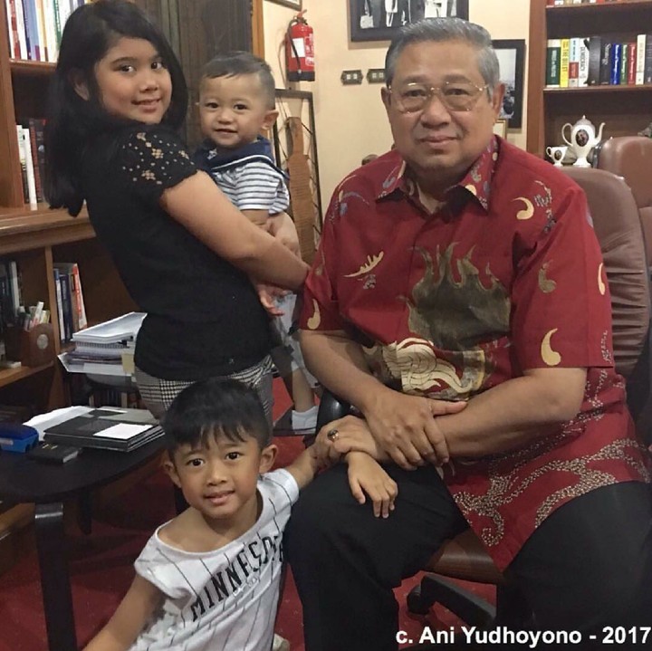 Formasi lengkap para cucu nih, Aira, Airlangga, Sakti saat bersama Pepo. (Foto: Instagram/aniyudhoyono)