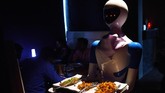 Restoran India 'Pekerjakan' Robot Jadi Pelayan Sebuah restoran di India mengadaptasi tema restoran baru dengan gaya robot. Robot ini akan hadir melayani pesanan dan juga mengambil piring kotor.