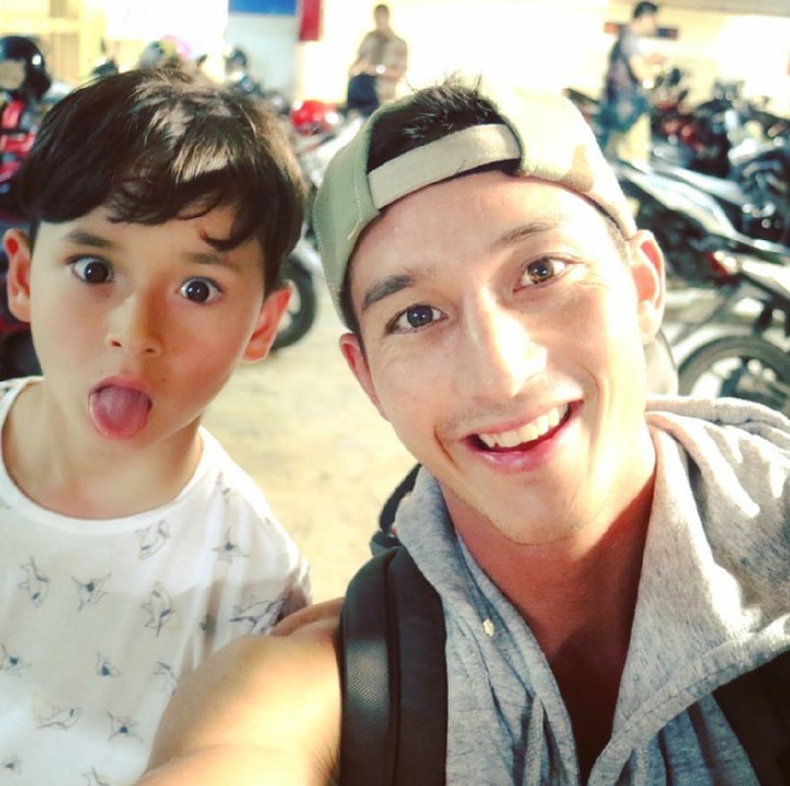 <p>Seperti bukan ayah dan anak, tapi teman. Ayahnya awet muda banget, hi-hi. (Foto: Instagram @mike_lewis)</p>