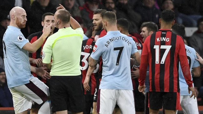 Insiden lucu salah nama kostum pemain terjadi di laga Liga Primer Inggris antara AFC Bournemouth menjamu West Ham United.
