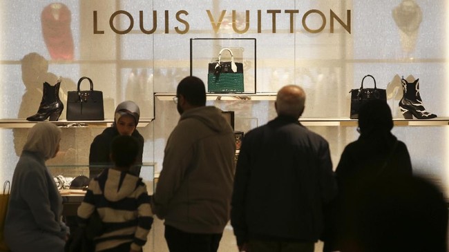 Perkawinan Teknologi-Mode dalam Tas Layar OLED Louis Vuitton Louis Vuitton baru saja memamerkan prototipe tas yang dilengkapi dengan kemunculan layar OLED.