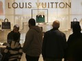 Masker Custom 'Tangkal Miskin' Louis Vuitton Viral di Medsos