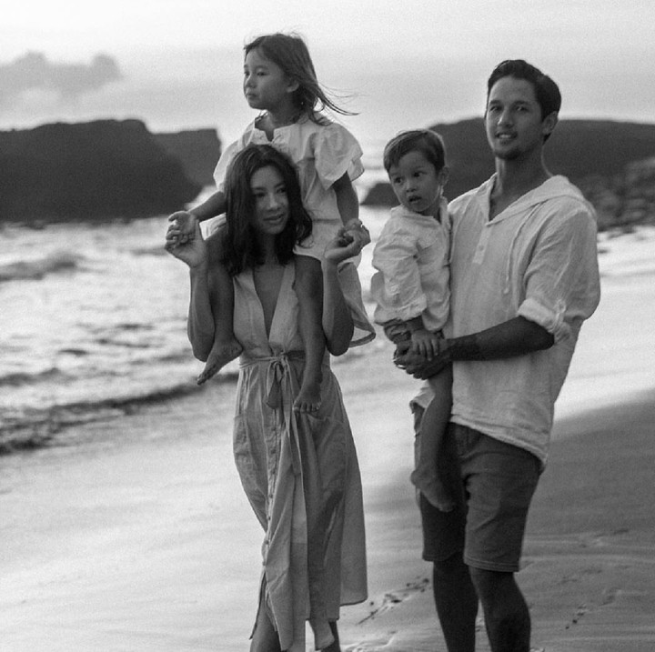 Menikah sejak 2011, Jennifer dan Irfan Bachdim tetap romantis. (Foto: Instagram/jenniferbachdim)