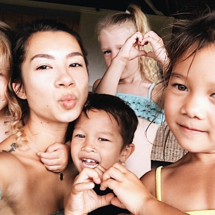 Bahkan Jennifer juga suka hangout bareng teman-teman anaknya lho. (Foto: Instagram/jenniferbachdim)