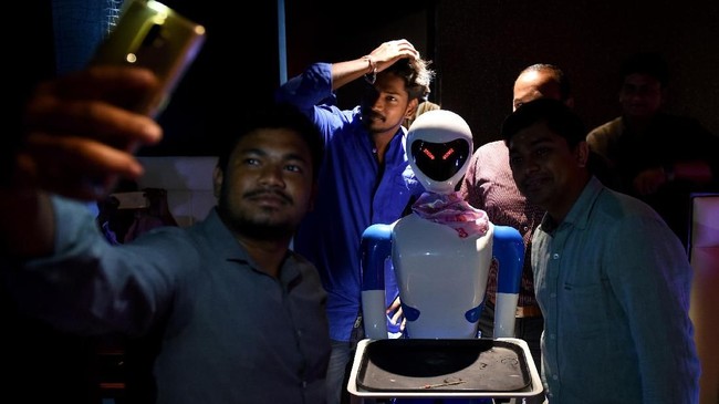 Restoran India 'Pekerjakan' Robot Jadi Pelayan