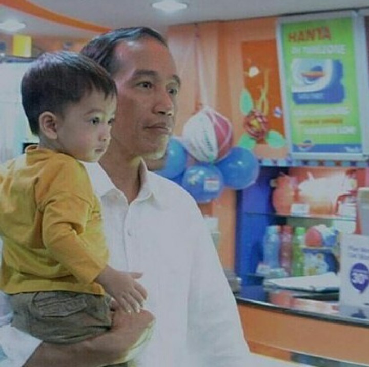 Ethes sama Mbah Kakung lagi lihat apa sih? Serius banget. Hi-hi. (Foto: Instagram/jan.ethes.sirandra)