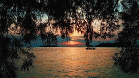 Menikmati Senja Pulau Bira