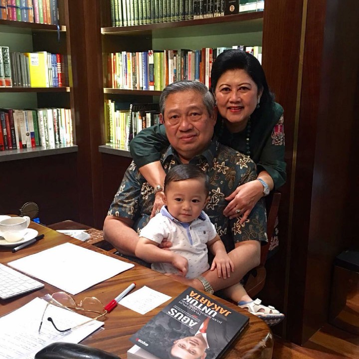 Sakti senang ganggu kakeknya lyang agi kerja nih. Hi-hi. (Foto: Instagram/aniyudhoyono)