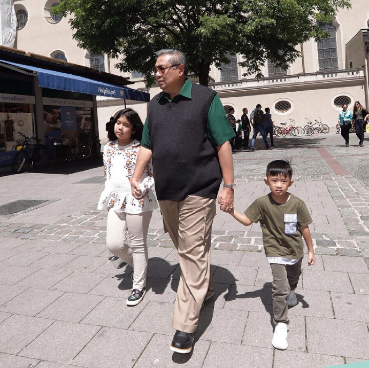 Duh senangnya saat para cucu jalan bareng Kakek SBY. (Foto: Instagram/aniyudhoyono)