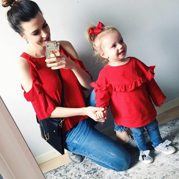 <p>Rambutnya sama-sama dikucir ke atas dan mereka kompak memakai baju merah. Manis banget! (Foto: Instagram @cissifio)  </p>