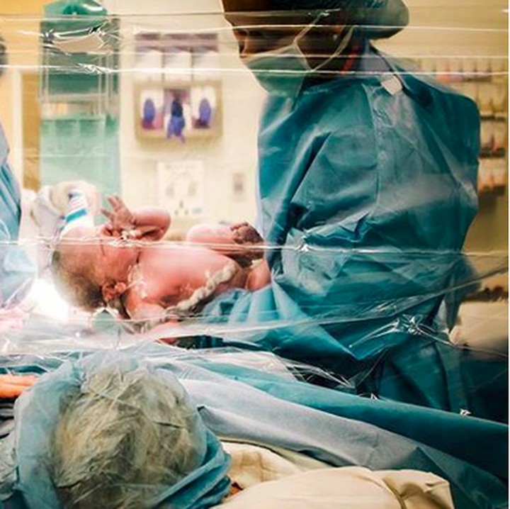 <p>Lega banget ketika akhirnya kita bisa melihat wajah si kecil yang selama ini ada di perut. (Foto: Instagram/ @cherryblossom_doula)  </p>