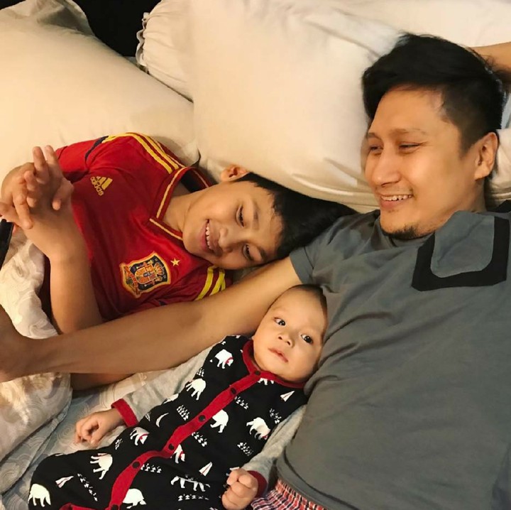 <p>Ya ampun! Athalla nyempil di ketiak Ayah Arie. Hi-hi-hi. (Foto: Instagram/fenitarie)</p>