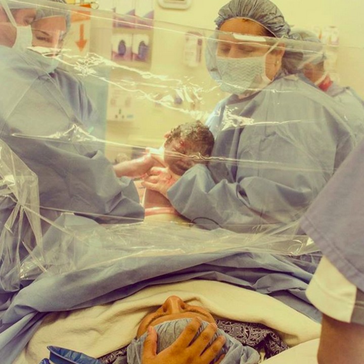 <p>Foto ini sengaja diambil doula sekaligus fotografer Alyssa Leon supaya semua orang bisa menghargai pilihan masing-masing ibu dalam memilih proses melahirkannya. (Foto: Instagram/ @cherryblossom_doula)  </p>