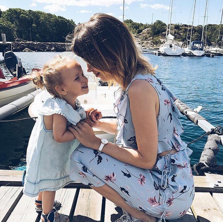 <p>Ibu dan anak ini sama-sama pakai dress biru dan matching banget dengan danau sebagai latarnya. (Foto: Instagram @cissifio)</p>
