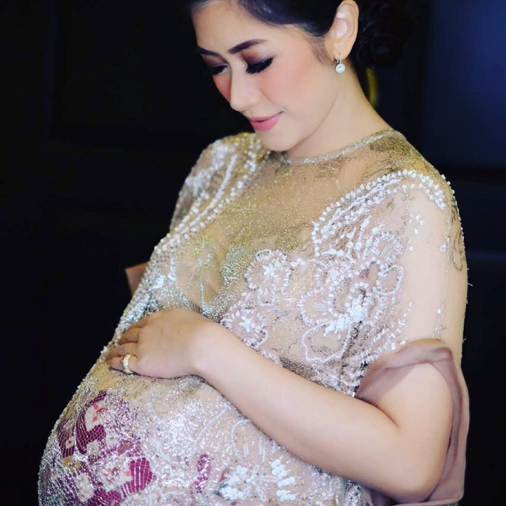 <p>Cantik nan elegan. Dua kata yang menggambarkan sosok Aliya Rajasa di foto ini. Setuju nggak, Bun? (Foto: Instagram/ @ibasyudhoyono)</p>