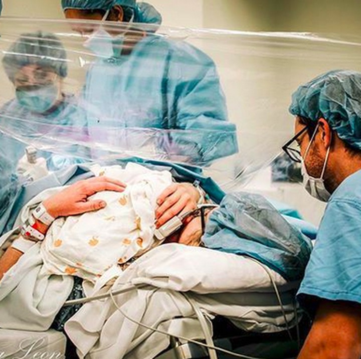<p>Hanya tangis bahagia yang bisa bunda keluarkan sebagai bentuk rasa syukur akan lahirnya si kecil. (Foto: Instagram/ @cherryblossom_doula)  </p>