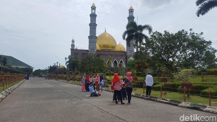 Potret Keindahan Masjid Kubah Emas di Depok