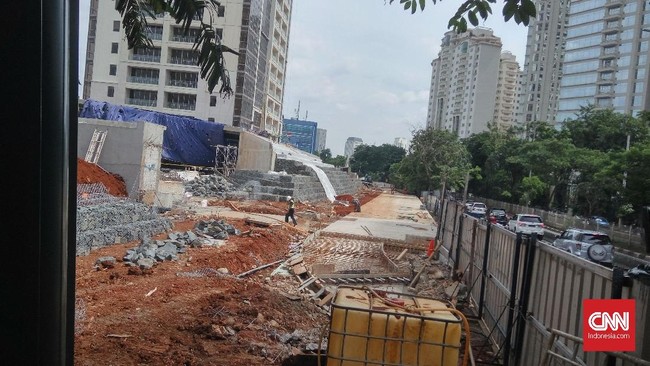 Tim laboratorium forensik Polda Metro Jaya diterjunkan untuk menyelidiki penyebab runtuhnya salah satu bagian bangunan Apartemen Pakubuwono Spring.